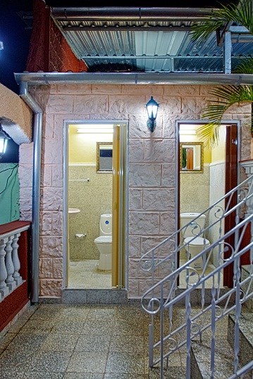 'Bano de la terraza' Casas particulares are an alternative to hotels in Cuba.